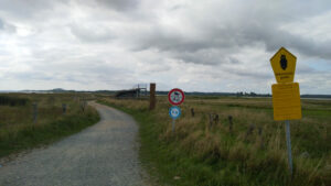 Ein gelbes Schild mit der Aufschrift "Naturschutzgebiet"