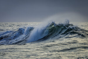 Dunkelblaue Wellen brechen