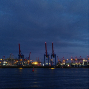 Nachtaufnahme des Hamburger Hafens