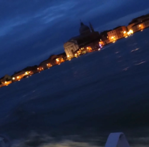 Ein Blick auf die Elbe am Abend