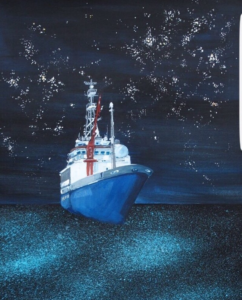 Ein Schiff fährt über einem Ozean zwischen Sternenhimmel und Meeresleuchten