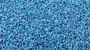 Nahaufnahme von blauem Kunststoffgranulat