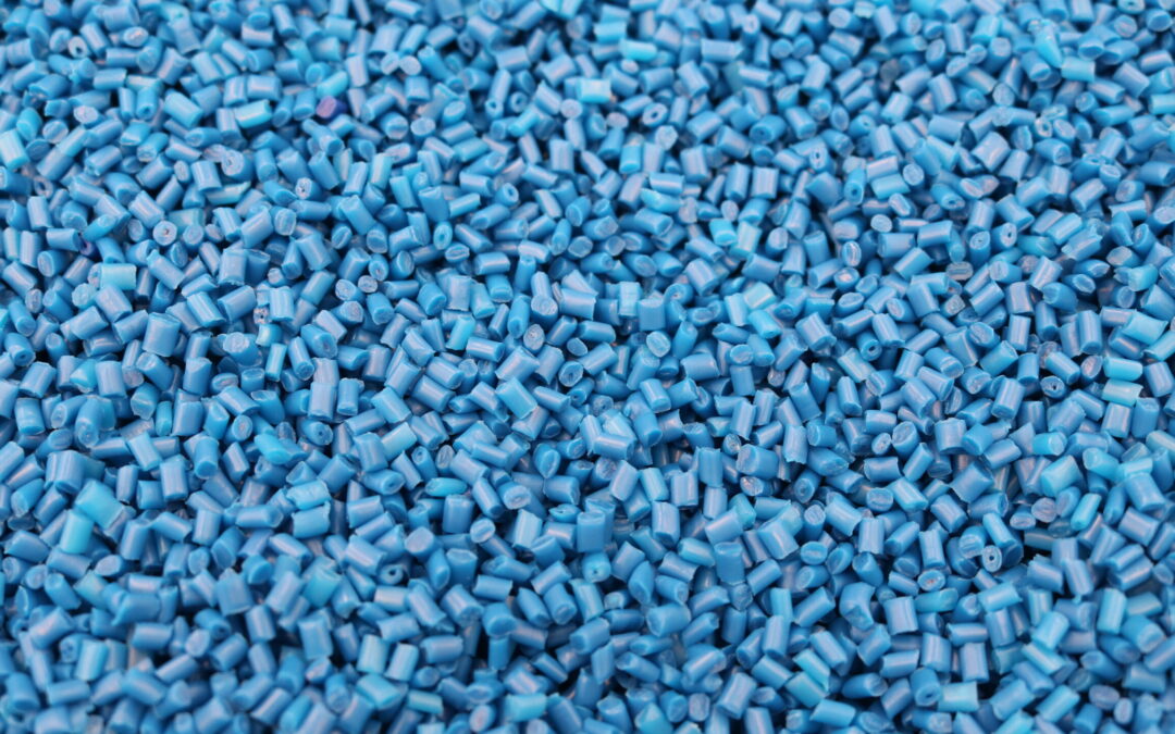 wikimedia_commons_kunststoffgranulat_mikroplastik_blau